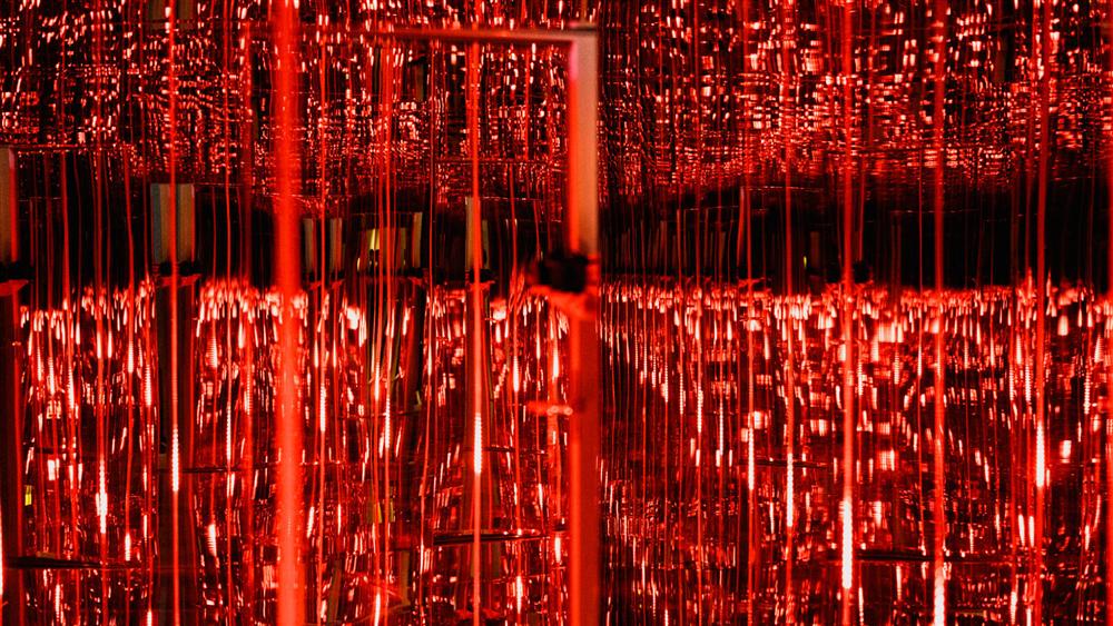 Rote Infinity-Lichter im Magic Museum Berlin